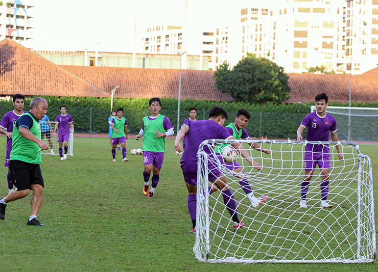 ĐT Việt Nam đấu Campuchia, Công Phượng bất ngờ tập làm thủ môn - Ảnh 5.