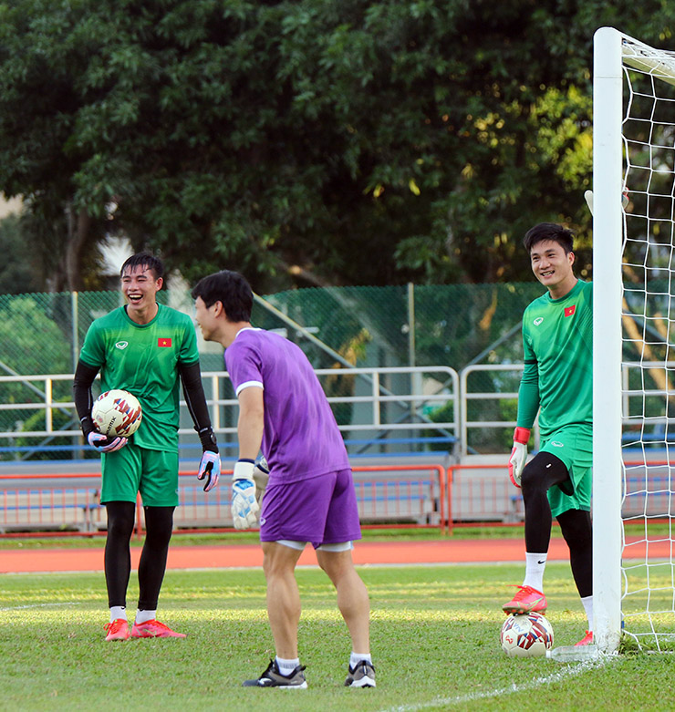 ĐT Việt Nam đấu Campuchia, Công Phượng bất ngờ tập làm thủ môn - Ảnh 6.