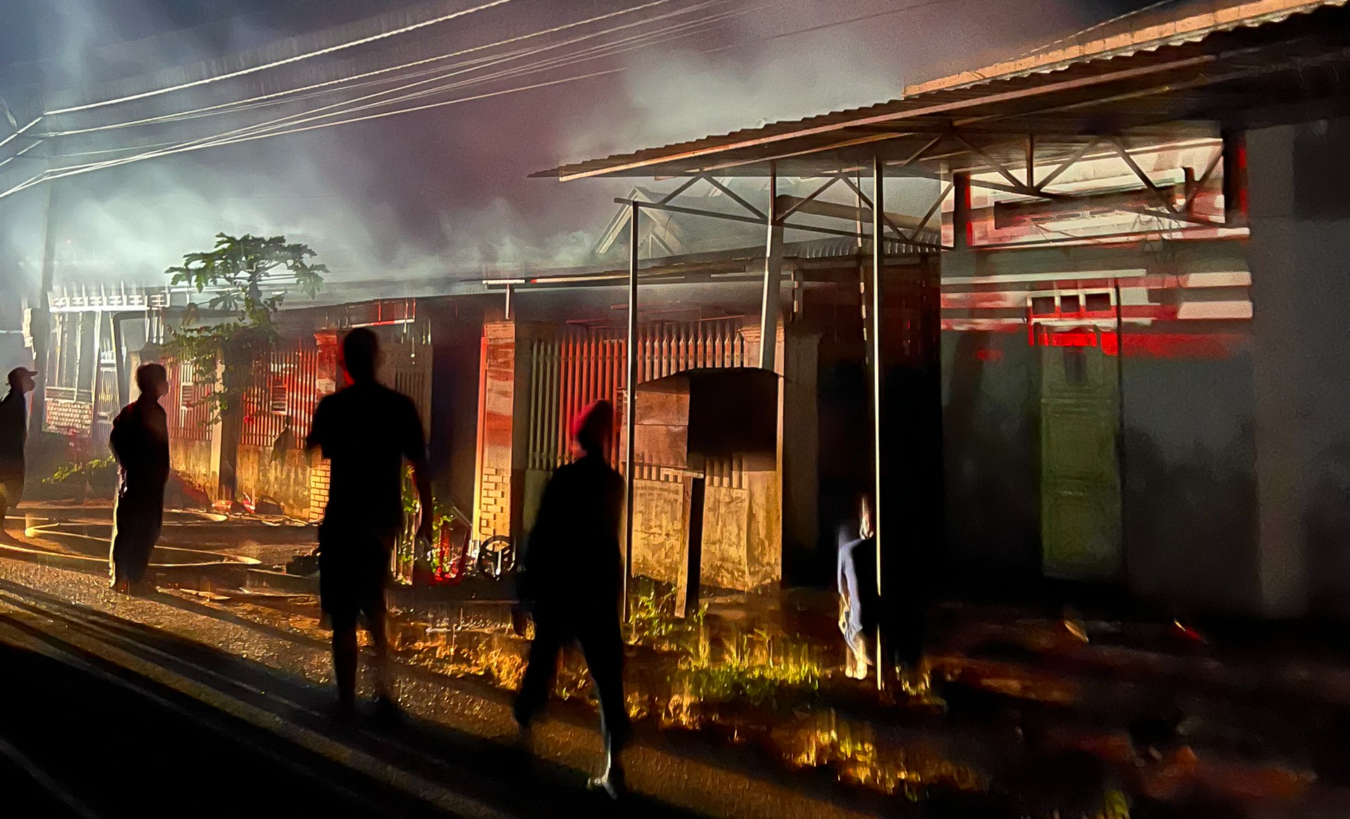 Đắk Lắk: Cháy lớn tại nhà dân, nhiều tài sản bị  thiêu rụi - Ảnh 3.