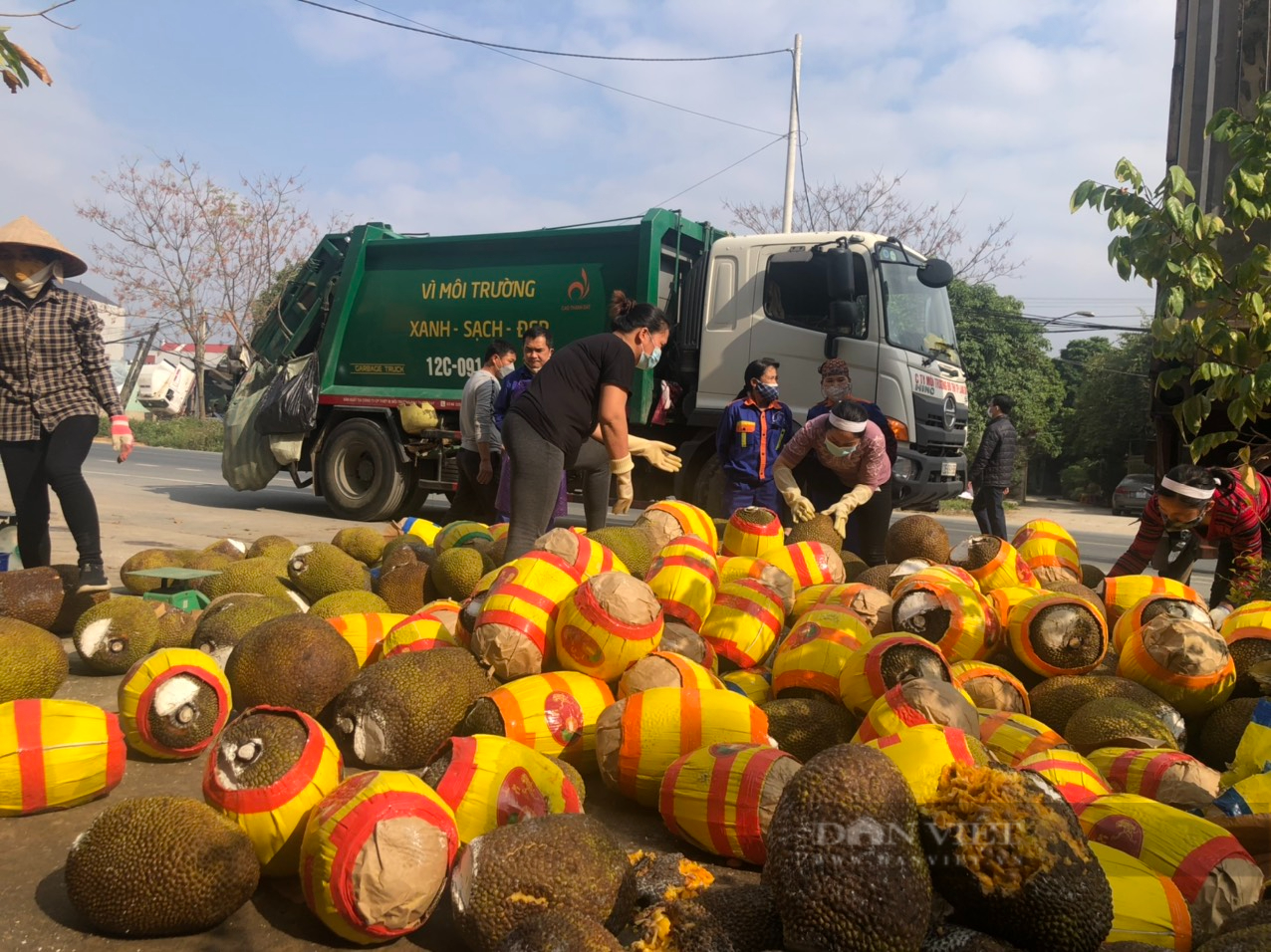 Mắc kẹt, nợ nần bủa vây người làm trái cây ở biên giới phía bắc - Ảnh 2.