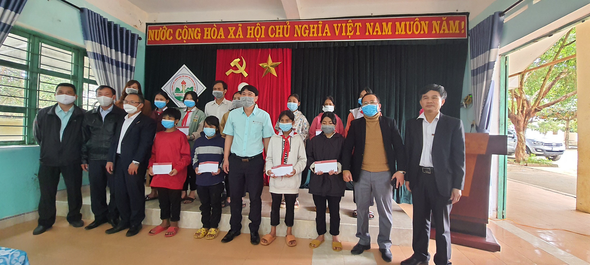 Quảng Nam: Agribank trao quà cho học sinh có hoàn cảnh khó khăn ảnh hưởng Covid-19 - Ảnh 3.