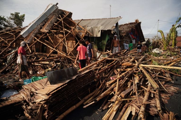 Hàng chục người chết, nhiều làng mạc tan hoang sau khi bão Rai tràn qua Philippines - Ảnh 1.