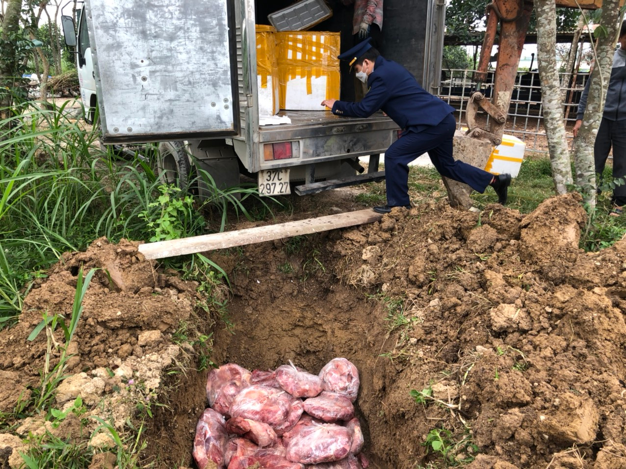 Bắt "nóng" gần 1.000kg thịt lợn cắt khúc, thịt gà bốc mùi hôi thối kinh hoàng - Ảnh 2. Bắt "nóng" gần 1.000kg thịt lợn cắt khúc, thịt gà bốc mùi hôi thối kinh hoàng - Ảnh 2.