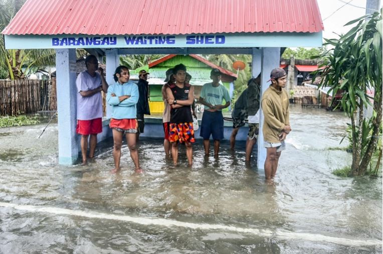 Hàng chục người chết, nhiều làng mạc tan hoang sau khi bão Rai tràn qua Philippines - Ảnh 3.