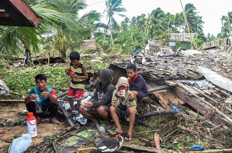 Hàng chục người chết, nhiều làng mạc tan hoang sau khi bão Rai tràn qua Philippines - Ảnh 4.
