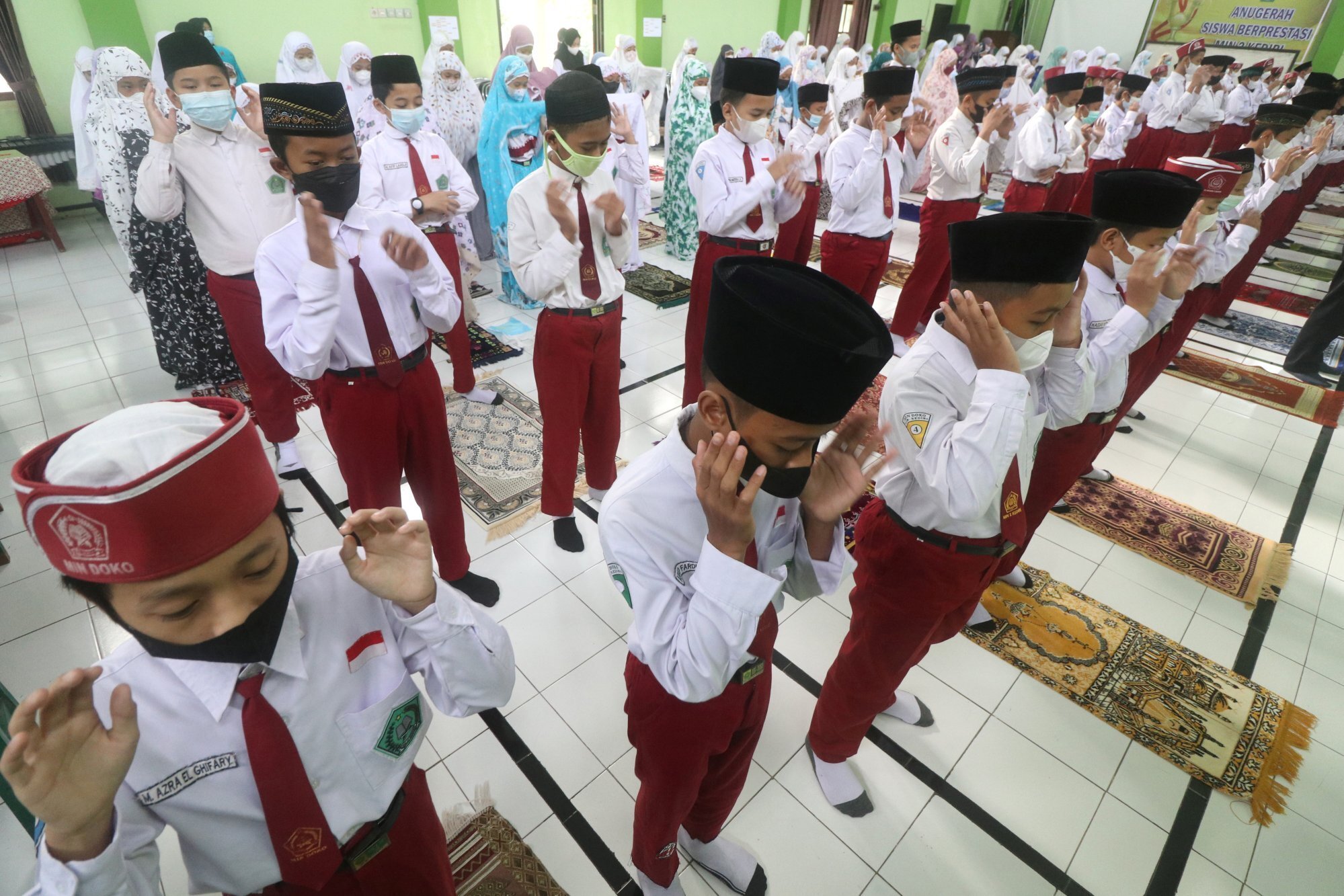 Indonesia: Rúng động vì giáo viên cưỡng hiếp hàng loạt học sinh đến có thai - Ảnh 3.