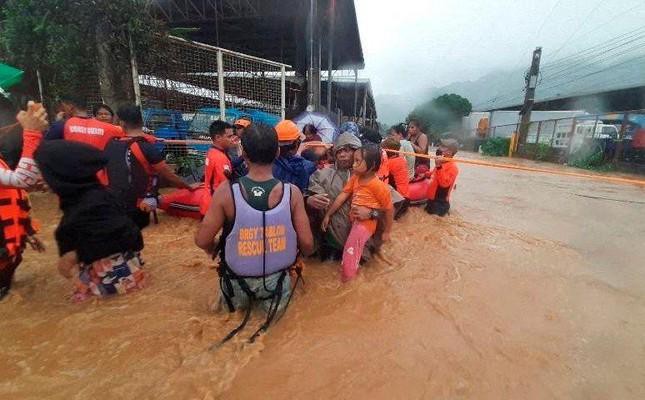 MỚI NHẤT: Siêu bão RAI đã ở ngay cạnh biển Đông, Ban chỉ đạo phòng chống thiên tai lên 2 kịch bản gấp - Ảnh 4.