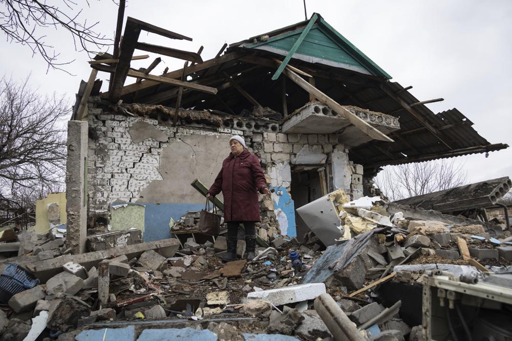 Dân làng Ukraine bồn chồn lo sợ một cuộc chiến tranh lớn nổ ra - Ảnh 2.