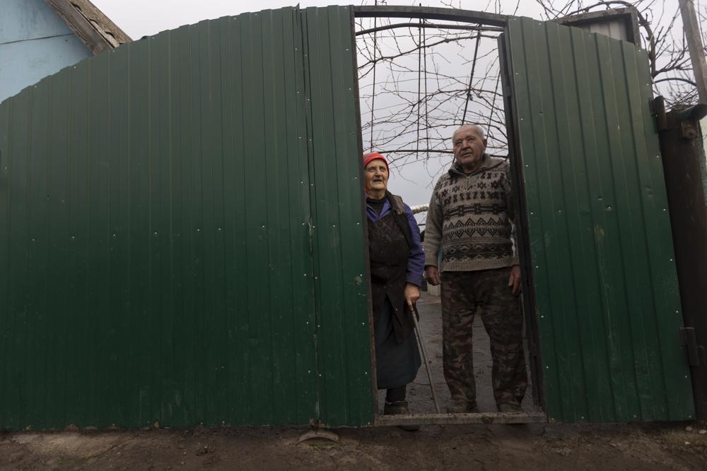 Dân làng Ukraine bồn chồn lo sợ một cuộc chiến tranh lớn nổ ra - Ảnh 5.