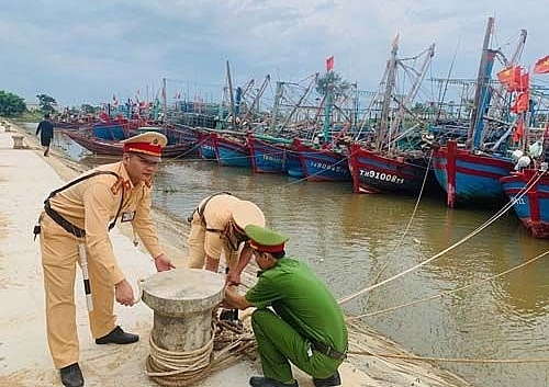 MỚI NHẤT: Bão số 9 (Siêu bão RAI) cường độ cực mạnh, diễn biến khó lường, cách đảo Song Tử Tây khoảng 450km - Ảnh 4.