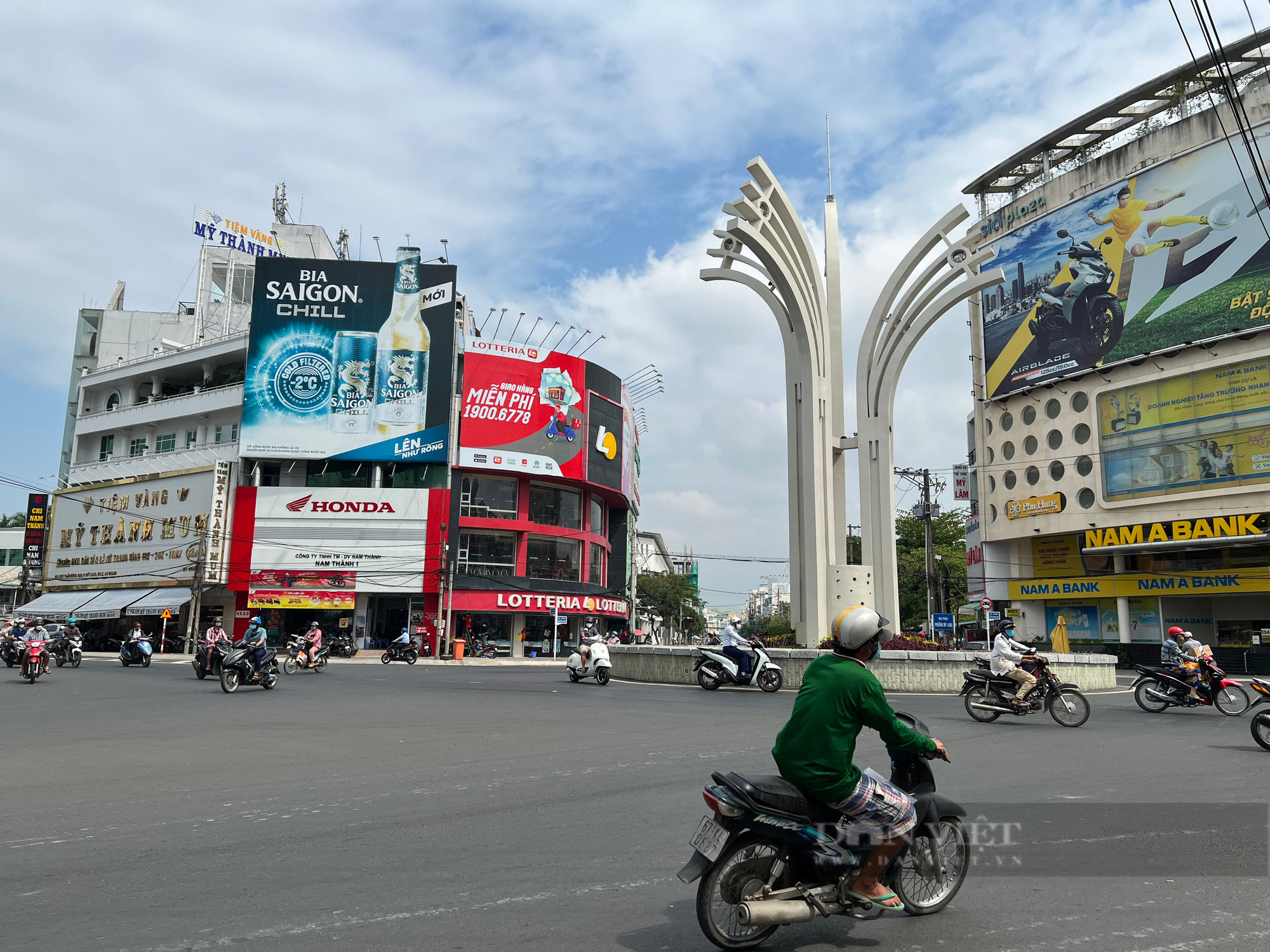 An Giang: Hàng hàng quán được mở bán tại chỗ, người dân được ra đường vào ban đêm - Ảnh 1.