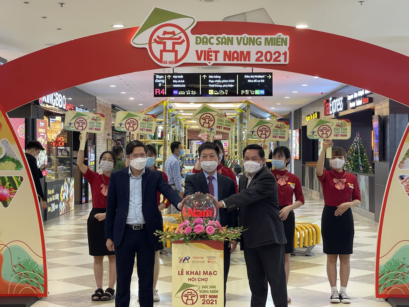 Hội chợ Đặc sản Vùng miền 2021: Quy tụ gần 10.000 sản phẩm độc lạ, Vinmart tiêu thụ hàng trăm tấn nông sản - Ảnh 2.