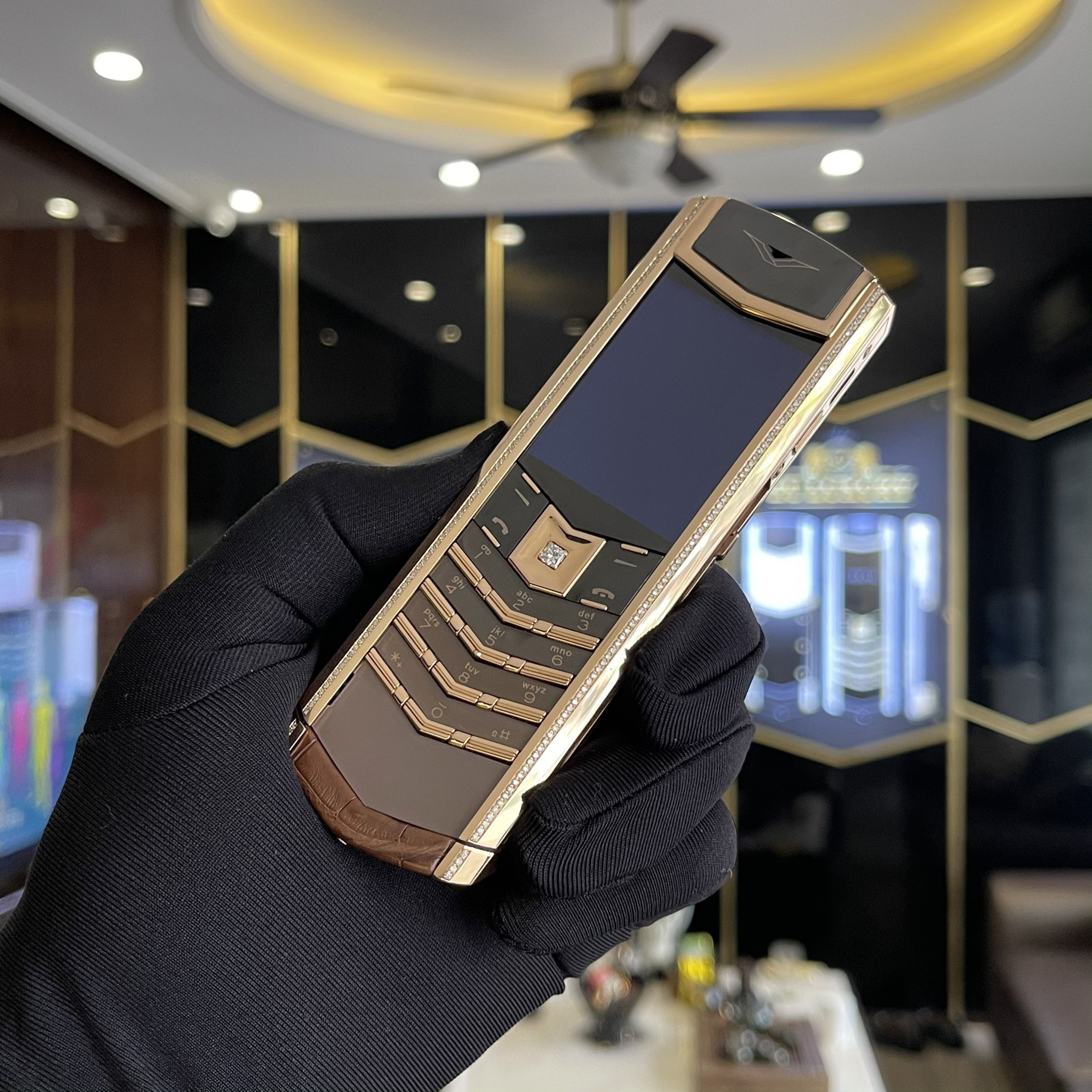 Điện thoại thông minh của Vertu được bọc trong các vật liệu như da cá sấu, bạch kim hoặc vàng, trong khi một số thậm chí còn lấp lánh bằng ngọc bích. Ảnh: @AFP.
