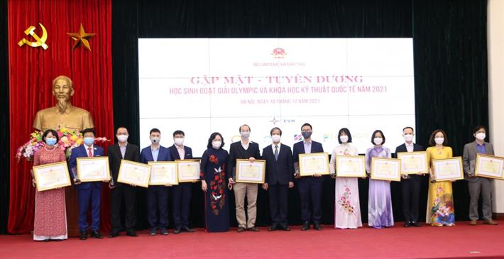 Việt Nam thuộc top 10 quốc gia có học sinh đạt kết quả cao nhất Olympic quốc tế  - Ảnh 2.