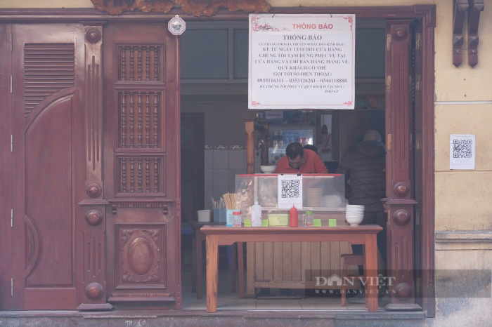 Tăng cấp độ dịch, hàng quán 2 quận trung tâm Hà Nội đồng loạt treo biển &quot;chỉ bán mang về&quot; - Ảnh 11.