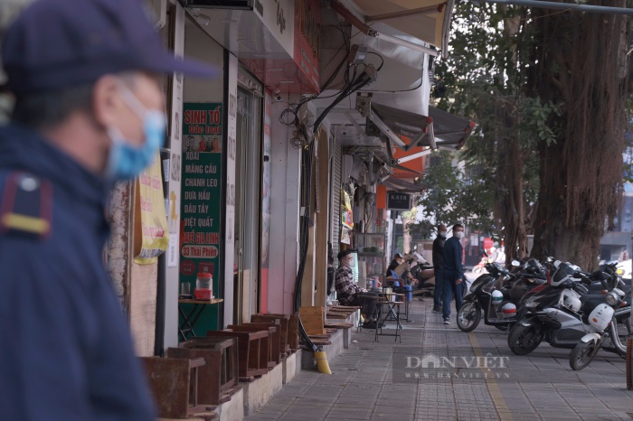 Tăng cấp độ dịch, hàng quán 2 quận trung tâm Hà Nội đồng loạt treo biển &quot;chỉ bán mang về&quot; - Ảnh 3.