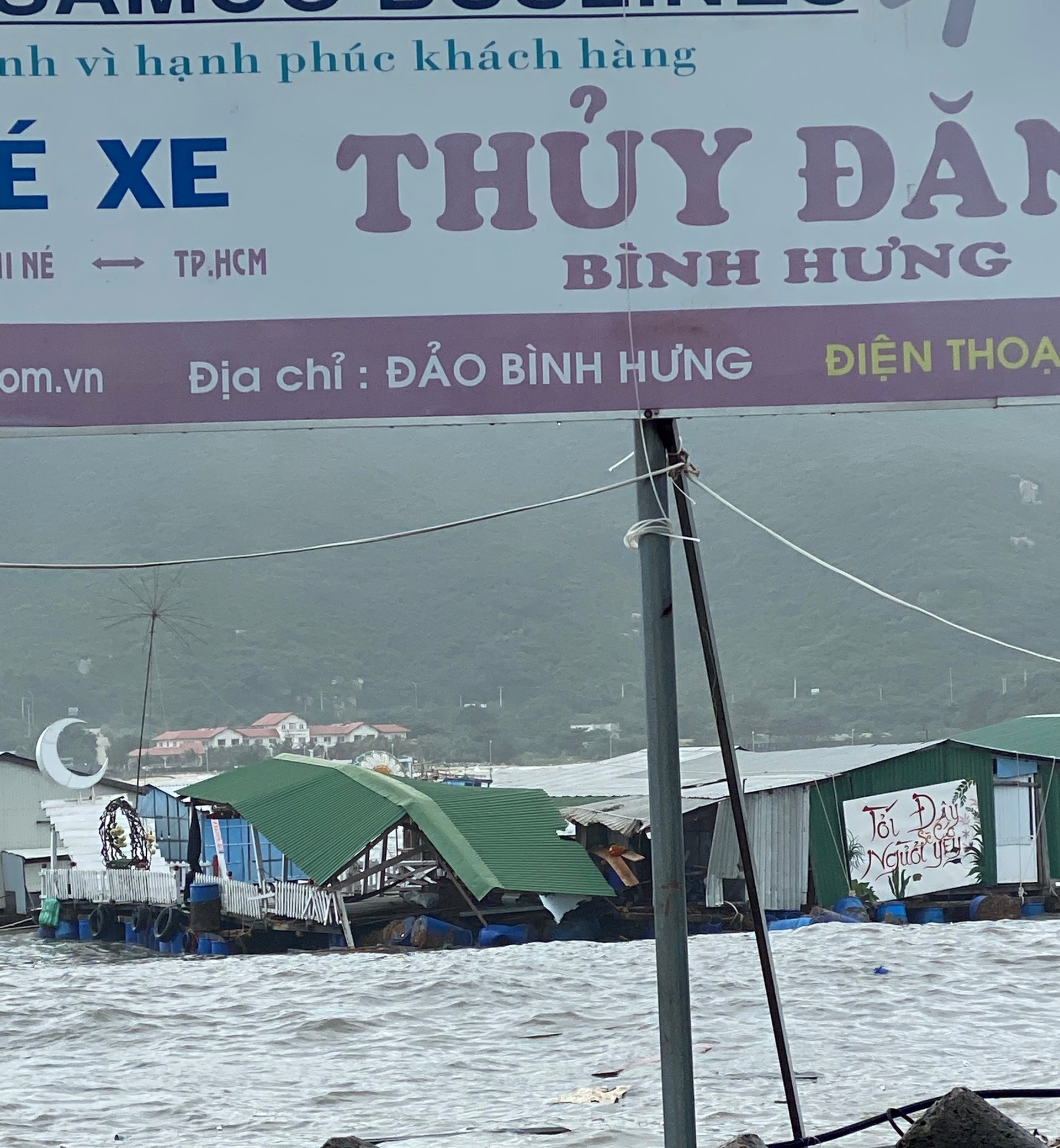 Bão số 9: Nhấn chìm nhiều nhà bè du lịch và phá hỏng hàng trăm lồng nuôi thủy sản ở Khánh Hòa - Ảnh 2.