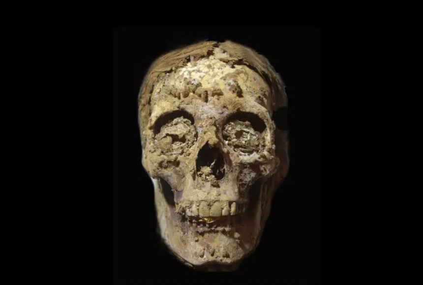 Tìm thấy xác ướp có lưỡi bằng vàng bên trong ngôi mộ 2.500 năm tuổi ở Ai Cập - Ảnh 1.