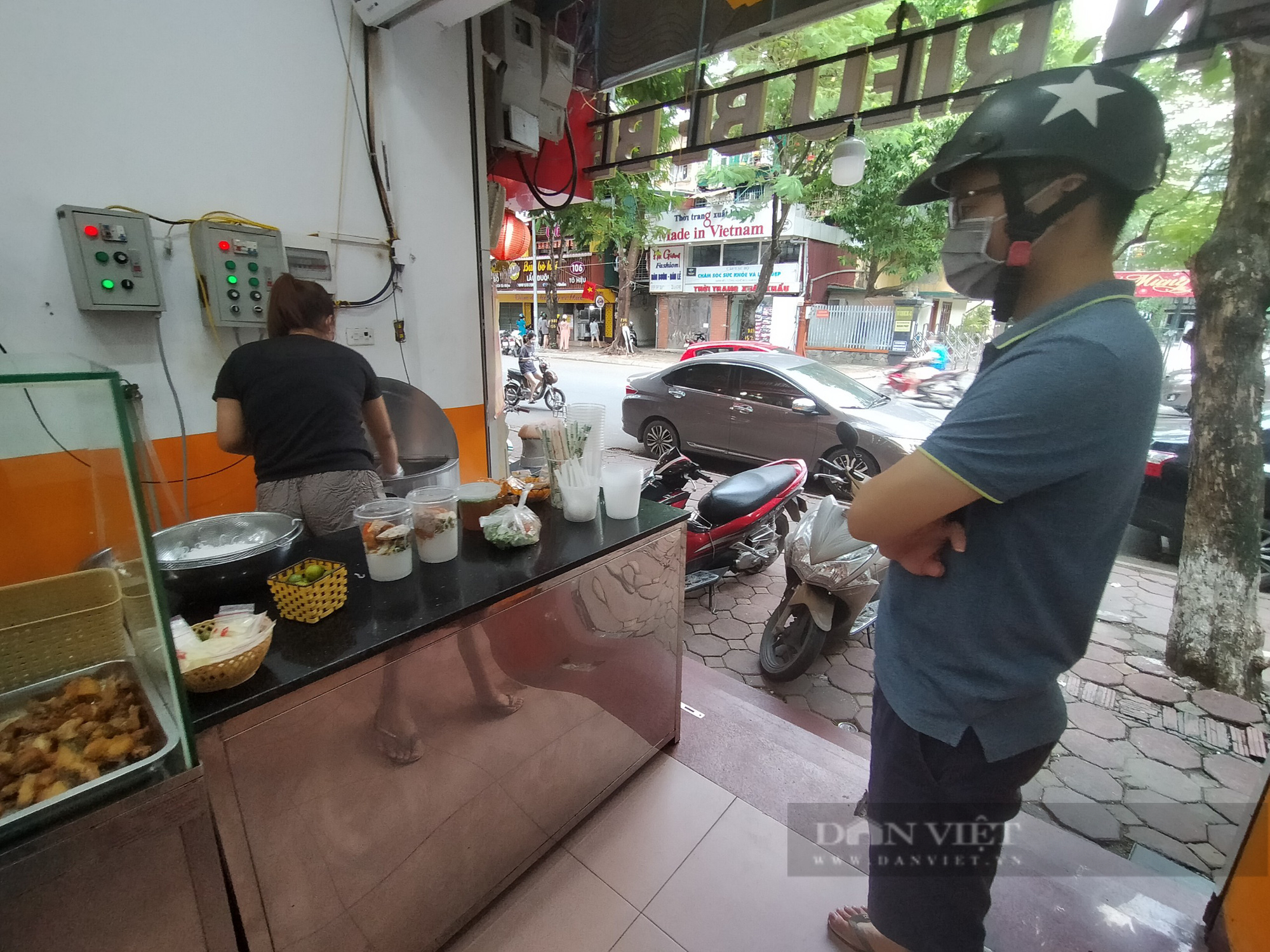 Dịch Covid-19 tại Hà Nội: Dừng bán tại chỗ, chủ nhà hàng lo “sốt vó” - Ảnh 1.