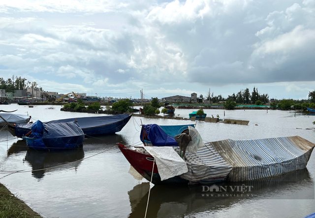 Quảng Ngãi: Lý Sơn gió đã giật cấp 8-9, hàng trăm hộ dân được di dời tránh siêu bão Rai  - Ảnh 4.