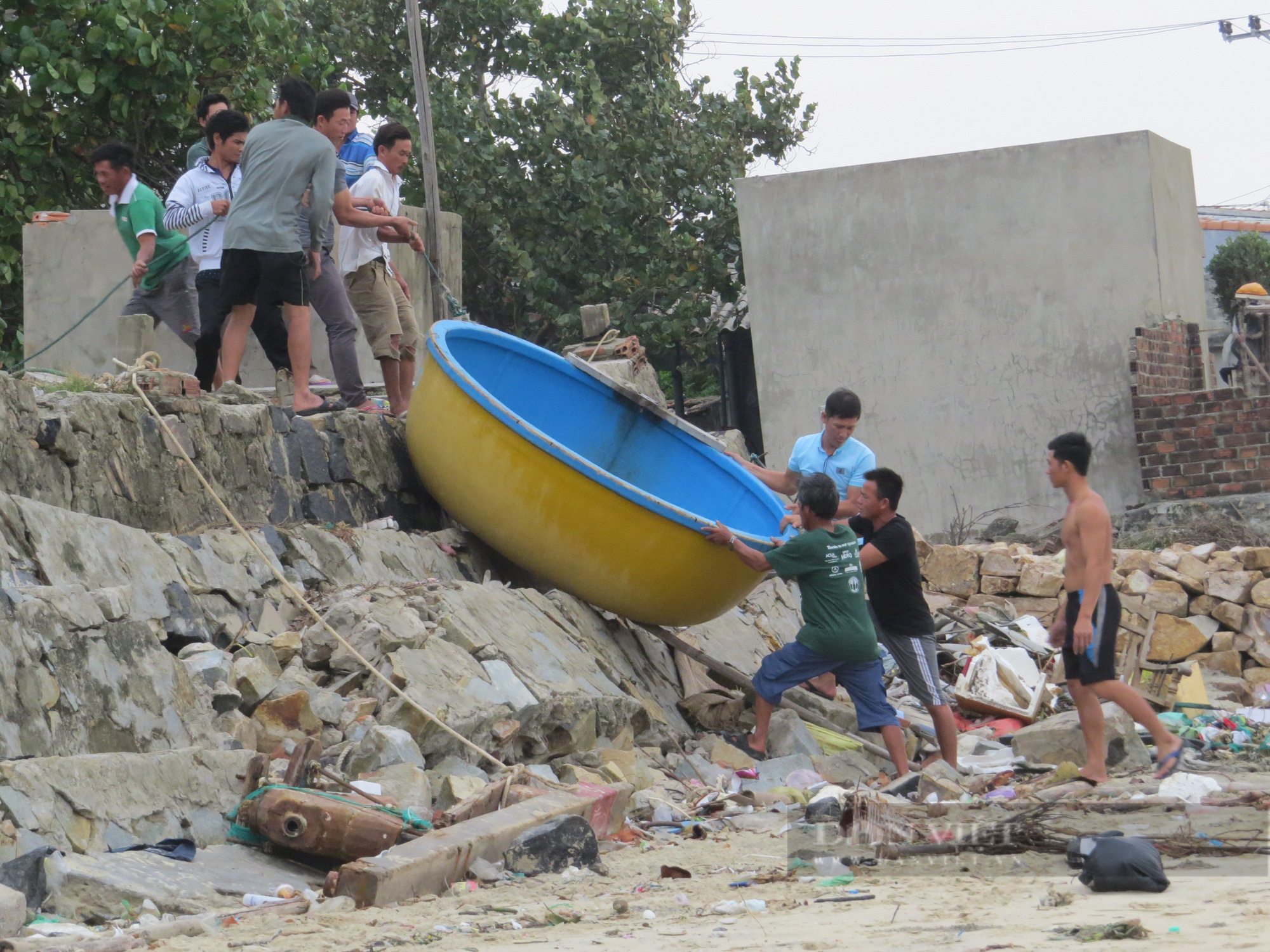 Bão số 9: Sơ tán gần 4.000 người nuôi trồng thủy sản trên biển Phú Yên  - Ảnh 2.