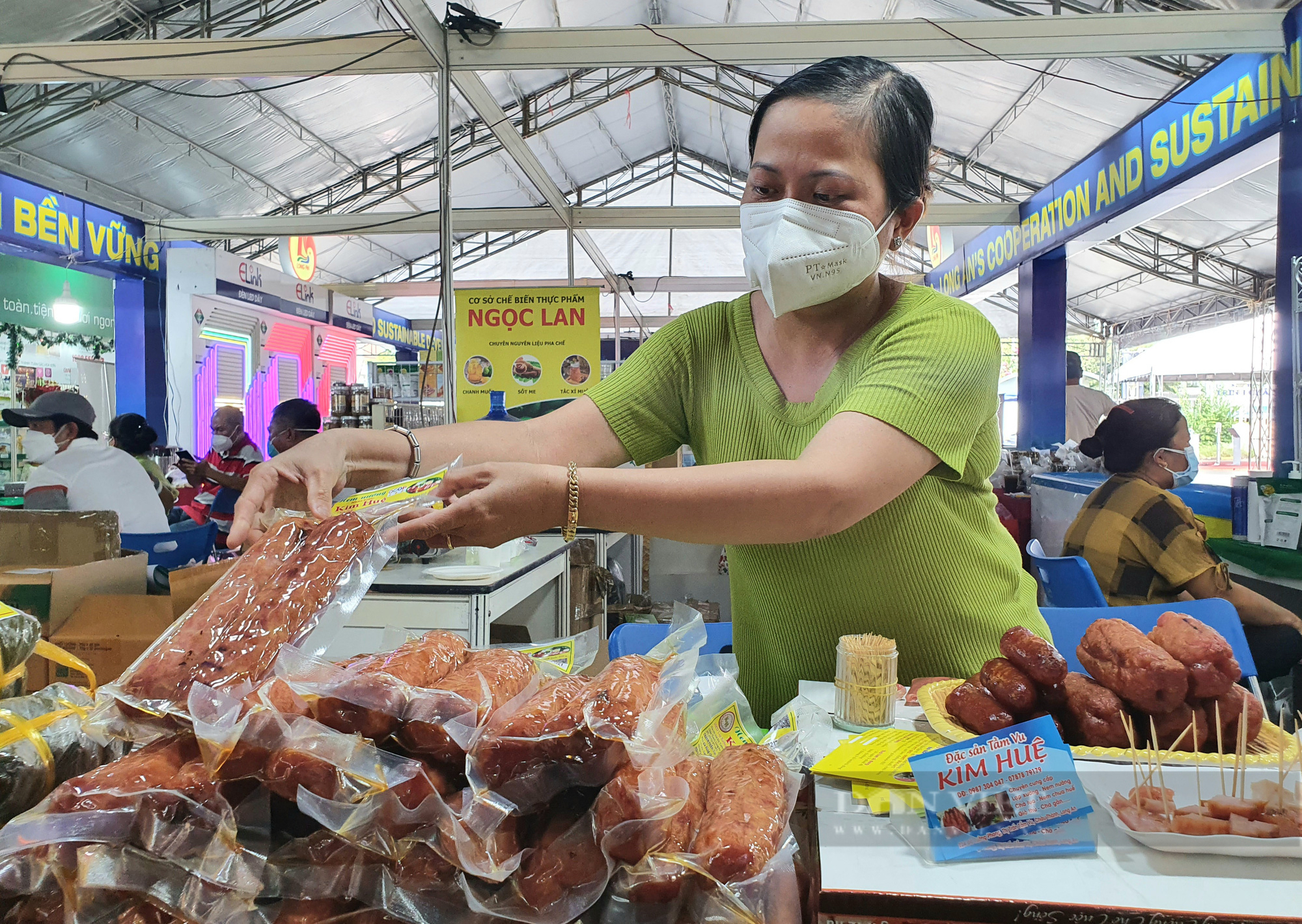 Đặc sản các tỉnh đổ về TP.HCM kết nối, tiêu thụ sau đợt giãn cách xã hội lịch sử - Ảnh 1.