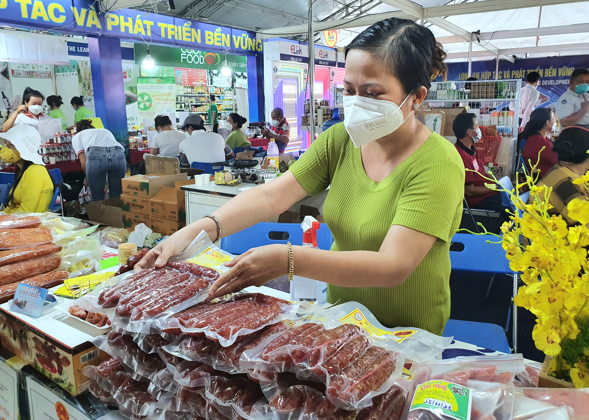 Người Sài Gòn săn miến dong Tây Bắc, chả bò Đà Nẵng, tôm khô Kiên Giang giá ưu đãi - Ảnh 5.