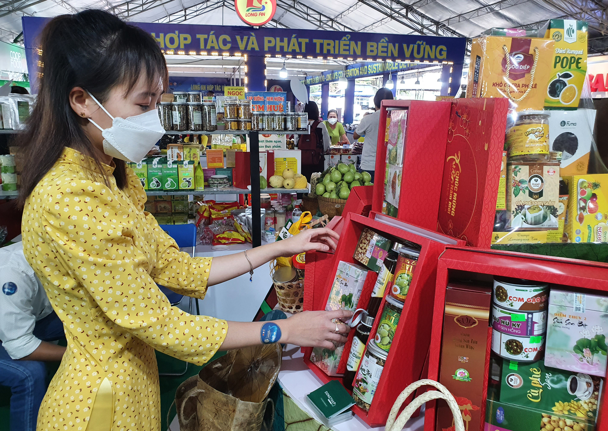 Người Sài Gòn săn miến dong Tây Bắc, chả bò Đà Nẵng, tôm khô Kiên Giang giá ưu đãi - Ảnh 4.