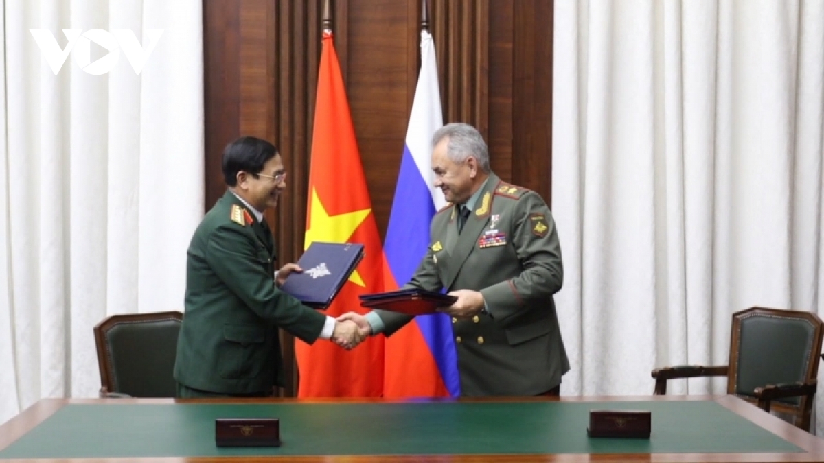 Việt - Nga ký các văn kiện thúc đẩy hợp tác quân sự quốc phòng - Ảnh 1.