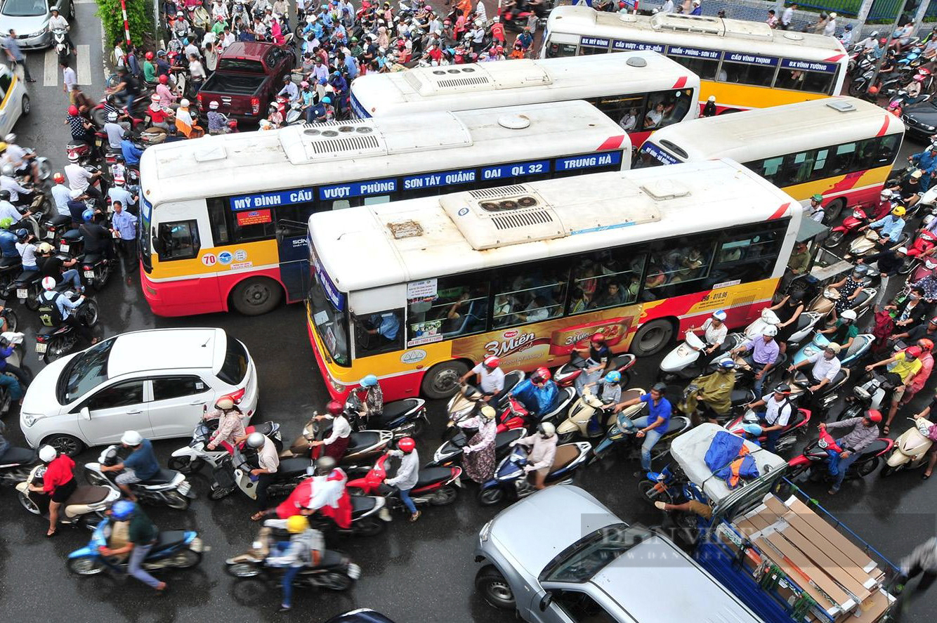 Hà Nội mở thêm 14 làn đường riêng cho xe buýt: Chuyên gia giao thông nói gì? - Ảnh 1.