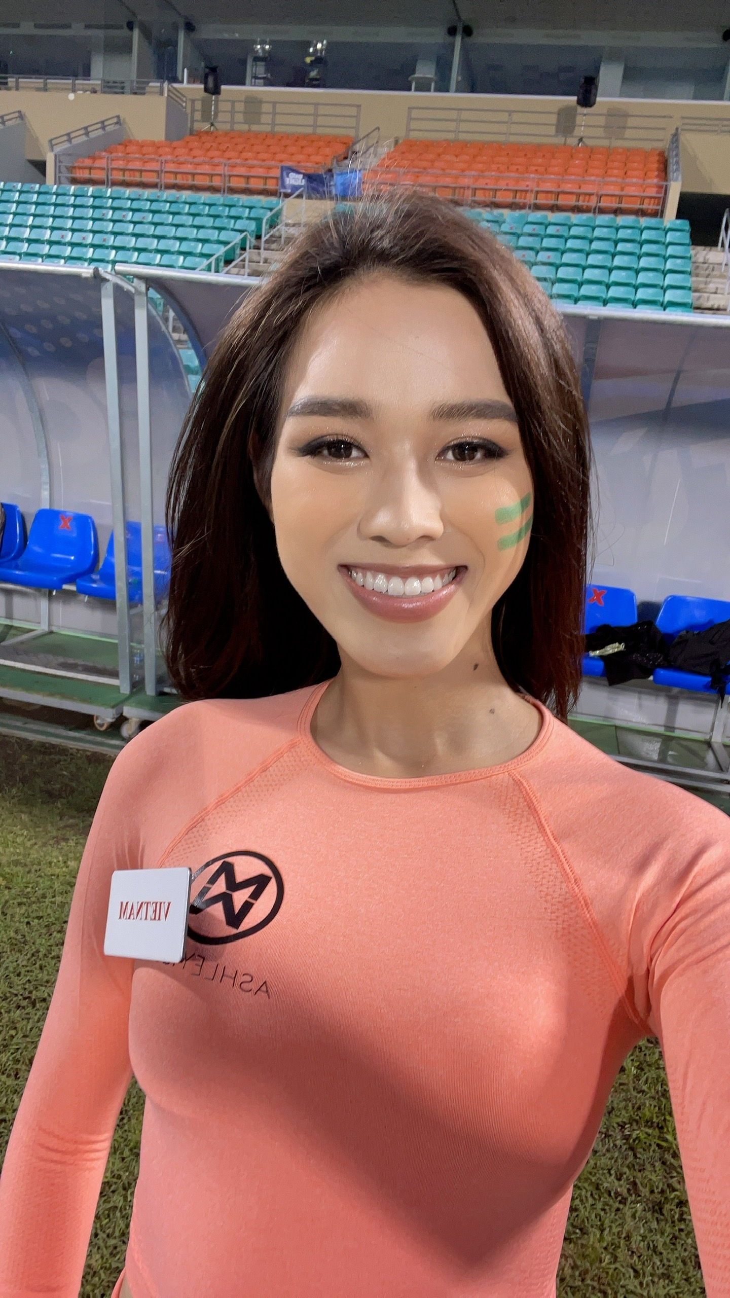 Hoa hậu Đỗ Thị Hà tiếp tục gặp sự cố tại Miss World 2021 giữa ồn ào thể hiện &quot;Cô gái vót chông&quot; - Ảnh 1.
