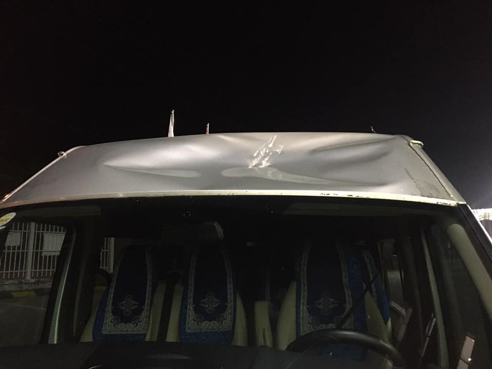 Nguy hiểm: Đang đi trên cao tốc Hà Nội - Thái Nguyên, một ô tô bất ngờ bị ném gạch vỡ kính chắn gió - Ảnh 4.