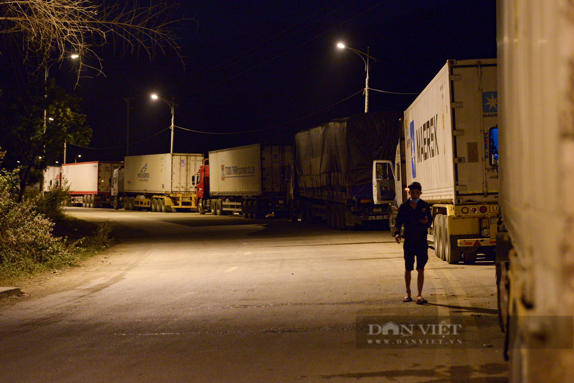 Xe, tài xế nằm chờ ở cửa khẩu Lạng Sơn: 14 ngày không có nước tắm, đêm không dám ngủ vì sợ trộm cắp - Ảnh 2.