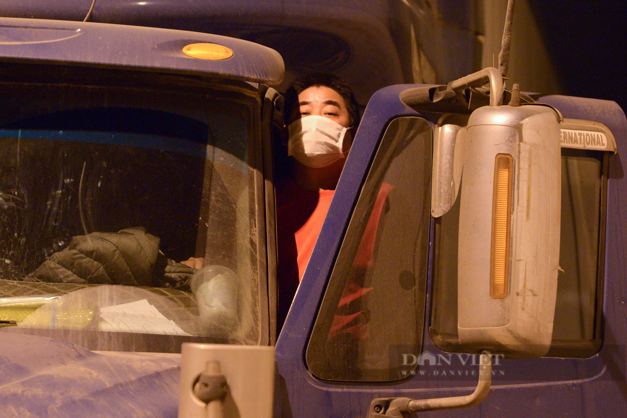 Xe, tài xế nằm chờ ở cửa khẩu Lạng Sơn: 14 ngày không có nước tắm, đêm không dám ngủ vì sợ trộm cắp - Ảnh 14.