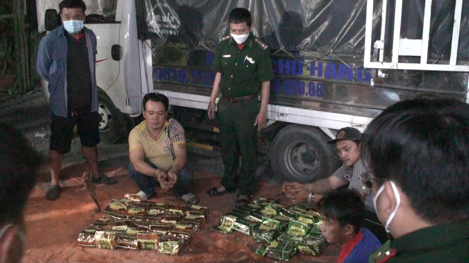 Phát hiện nửa tạ ma tuý đang &quot;tàng hình&quot; trong thùng lươn sống từ Campuchia về Việt Nam - Ảnh 1.