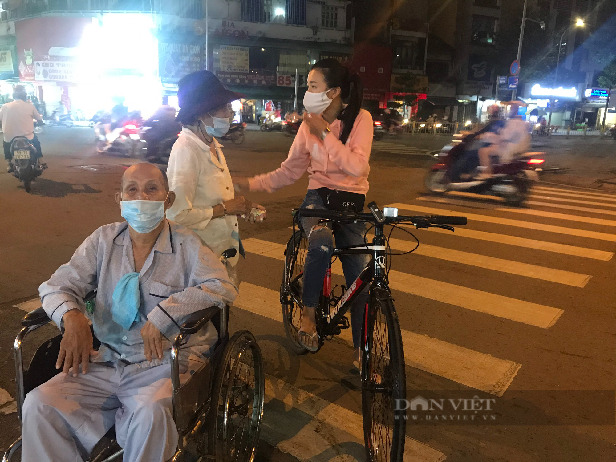 Cô giáo đạp xe khắp Sài Gòn làm thiện nguyện: “Không sợ Covid-19, chỉ sợ người ta khó khăn…” - Ảnh 1.