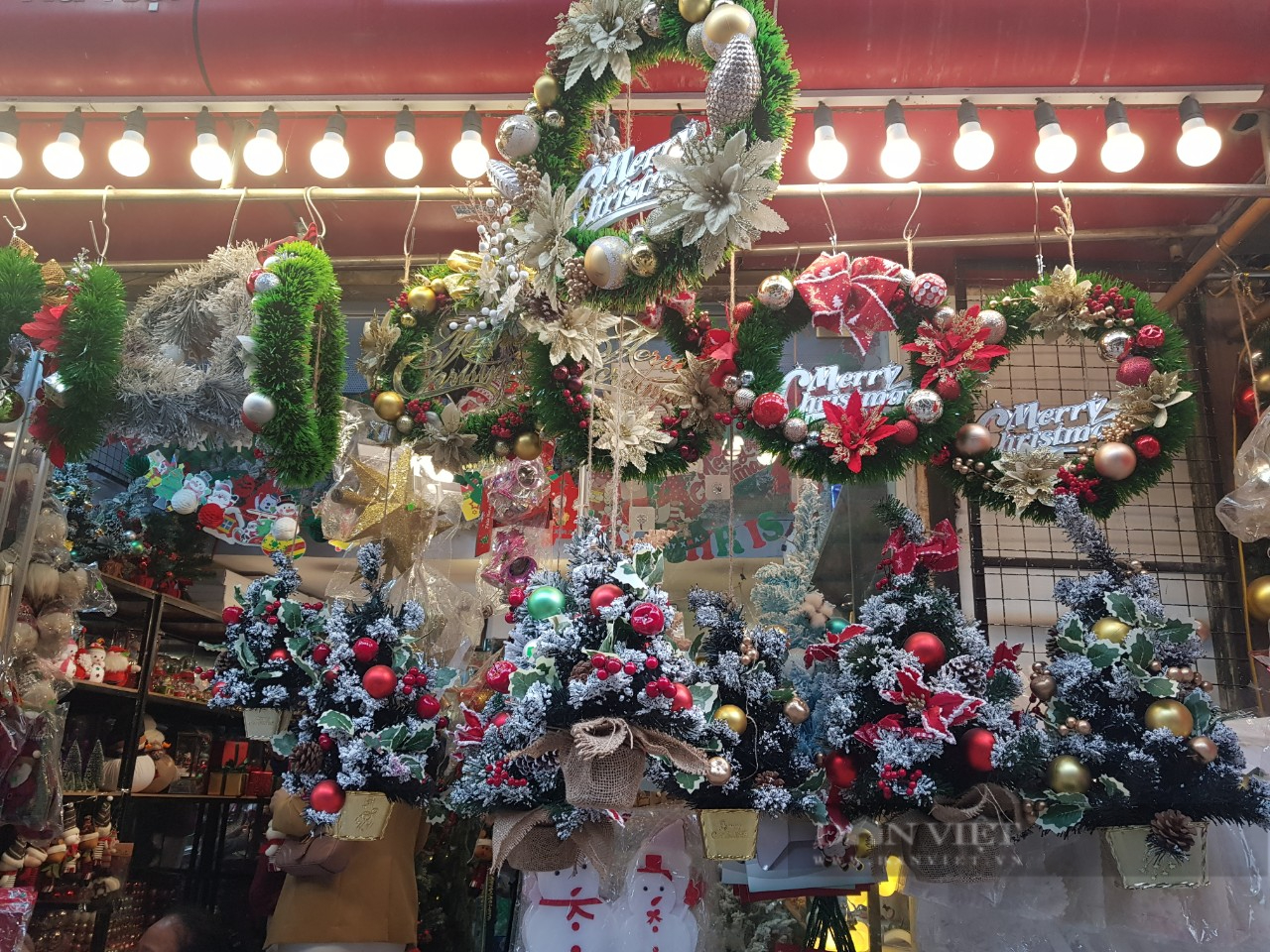 Phố Hàng Mã, chợ Tôn Thất Tùng có gì thu hút khiến giới trẻ kéo nhau tới mua quà dịp lễ Noel 2021 - Ảnh 5.