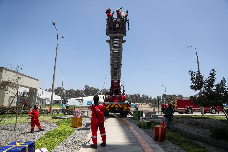 Xe cứu hỏa nâng ông già Noel lên cao để phát quà cho trẻ em Peru - Ảnh 3.