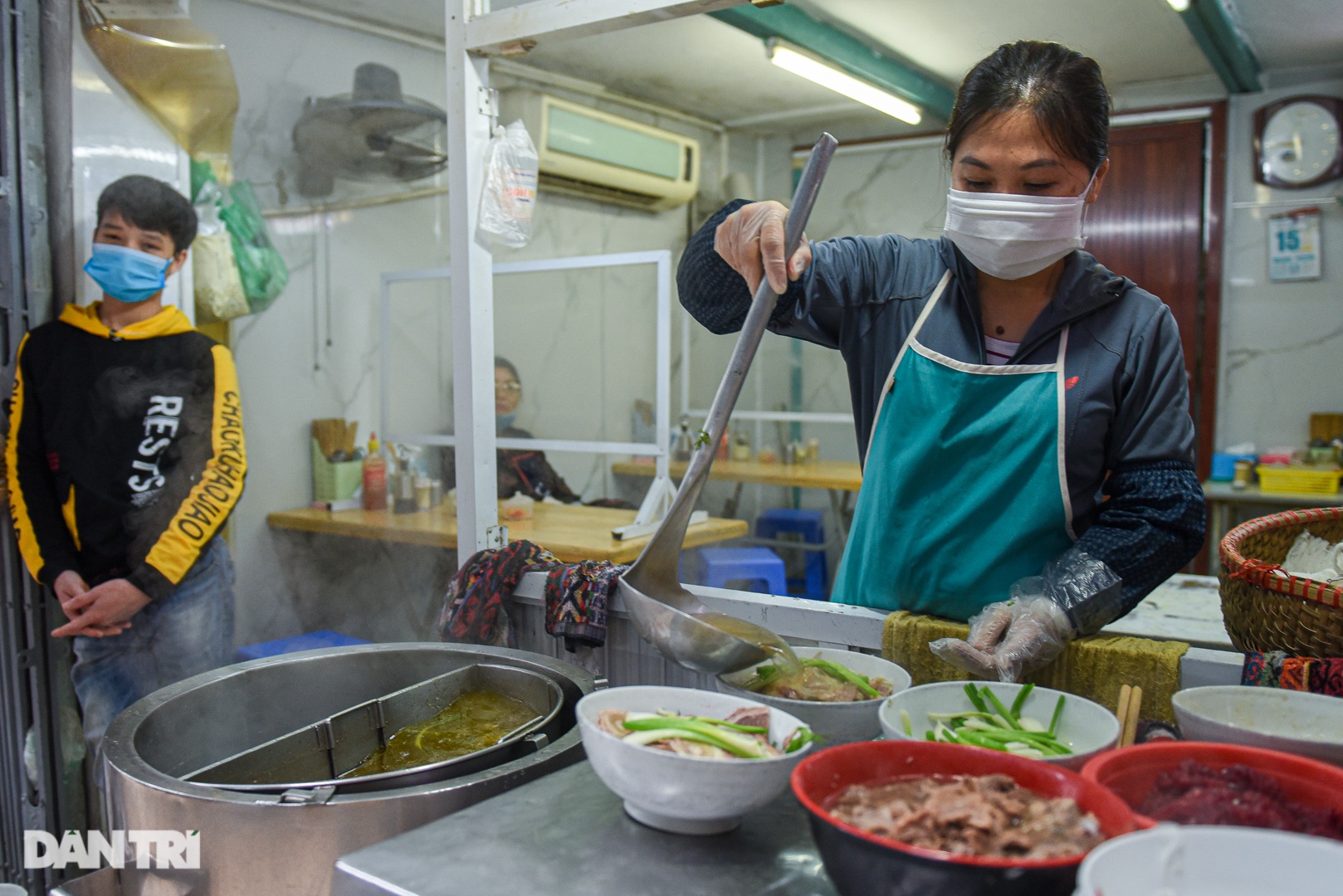 Lạ lùng quán phở &quot;Sướng&quot;, 30 năm bán &quot;đắt xắt ra miếng&quot; ở Hà Nội - Ảnh 12.