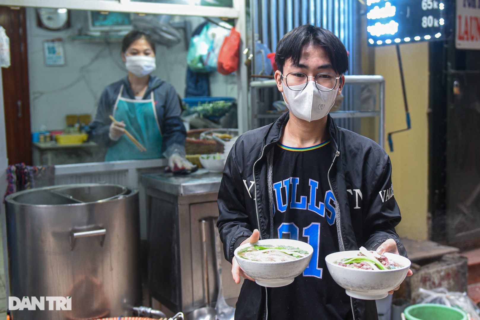 Lạ lùng quán phở &quot;Sướng&quot;, 30 năm bán &quot;đắt xắt ra miếng&quot; ở Hà Nội - Ảnh 9.