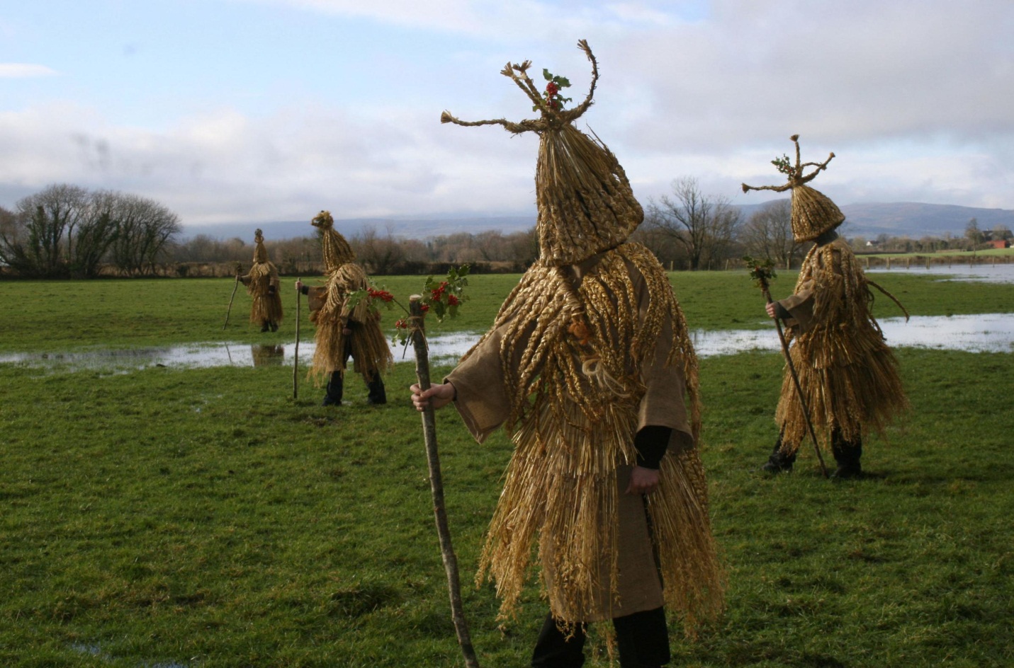 Ireland truyền thống kỳ lạ được tổ chức mỗi mùa Giáng sinh  - Ảnh 2.