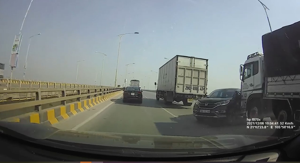 Video: Honda CR-V quay vòng tròn trên đầu xe tải vẫn thoát nạn thần kỳ - Ảnh 2.