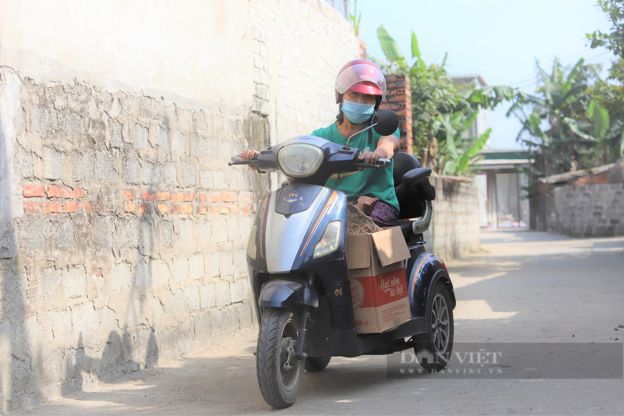 Nghị lực phi thường người phụ nữ Hà Tĩnh đi bằng hai tay làm bánh đa bán mưu sinh - Ảnh 10.