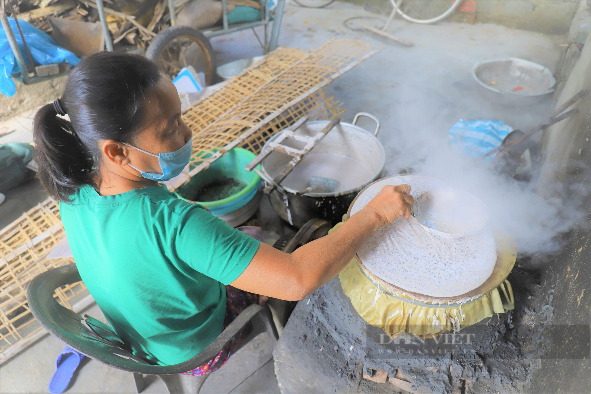 Nghị lực phi thường người phụ nữ Hà Tĩnh đi bằng hai tay làm bánh đa bán mưu sinh - Ảnh 5.