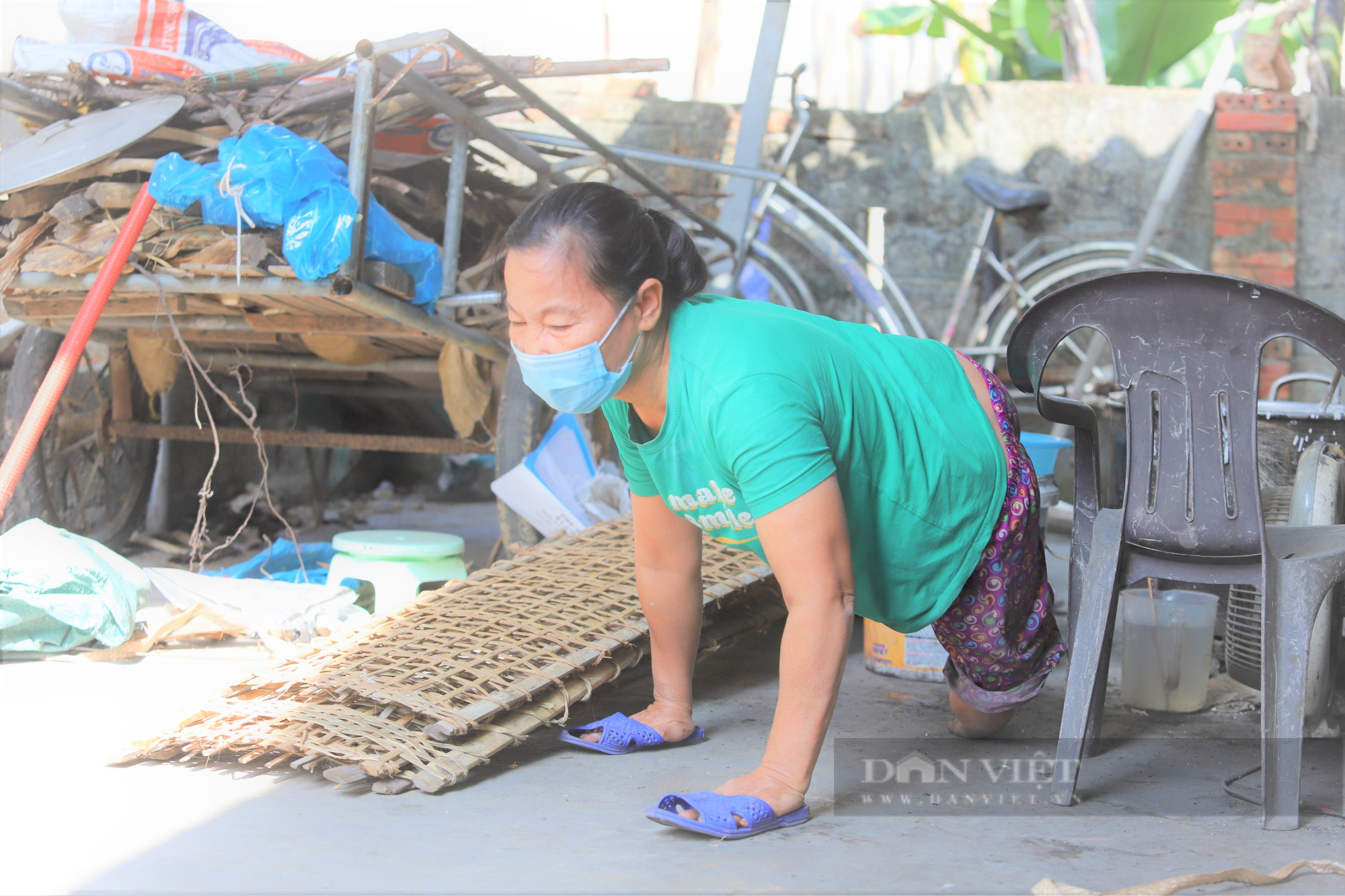 Nghị lực phi thường người phụ nữ Hà Tĩnh đi bằng hai tay làm bánh đa bán mưu sinh - Ảnh 2.