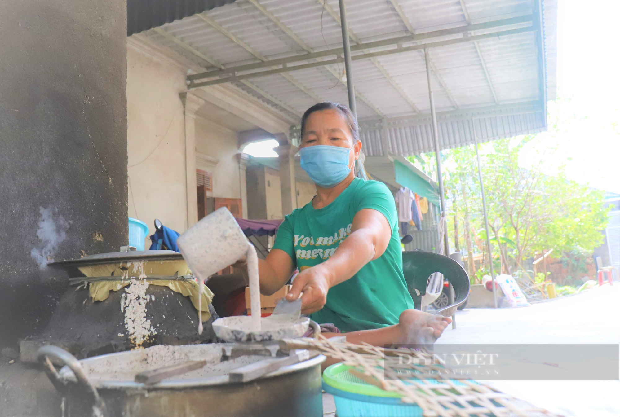 Nghị lực phi thường người phụ nữ Hà Tĩnh đi bằng hai tay làm bánh đa bán mưu sinh - Ảnh 6.