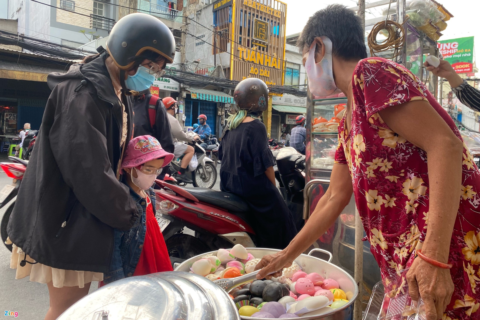 Bánh bao ông già Noel thu hút giới trẻ - Ảnh 5.