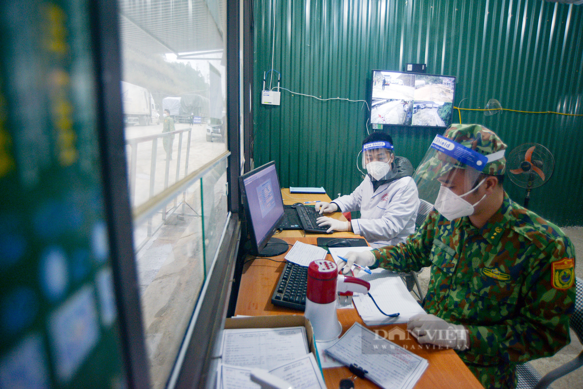 Biên phòng, công an và y tế hoạt động xuyên ngày đêm tại cửa khẩu Tân Thanh - Ảnh 3.
