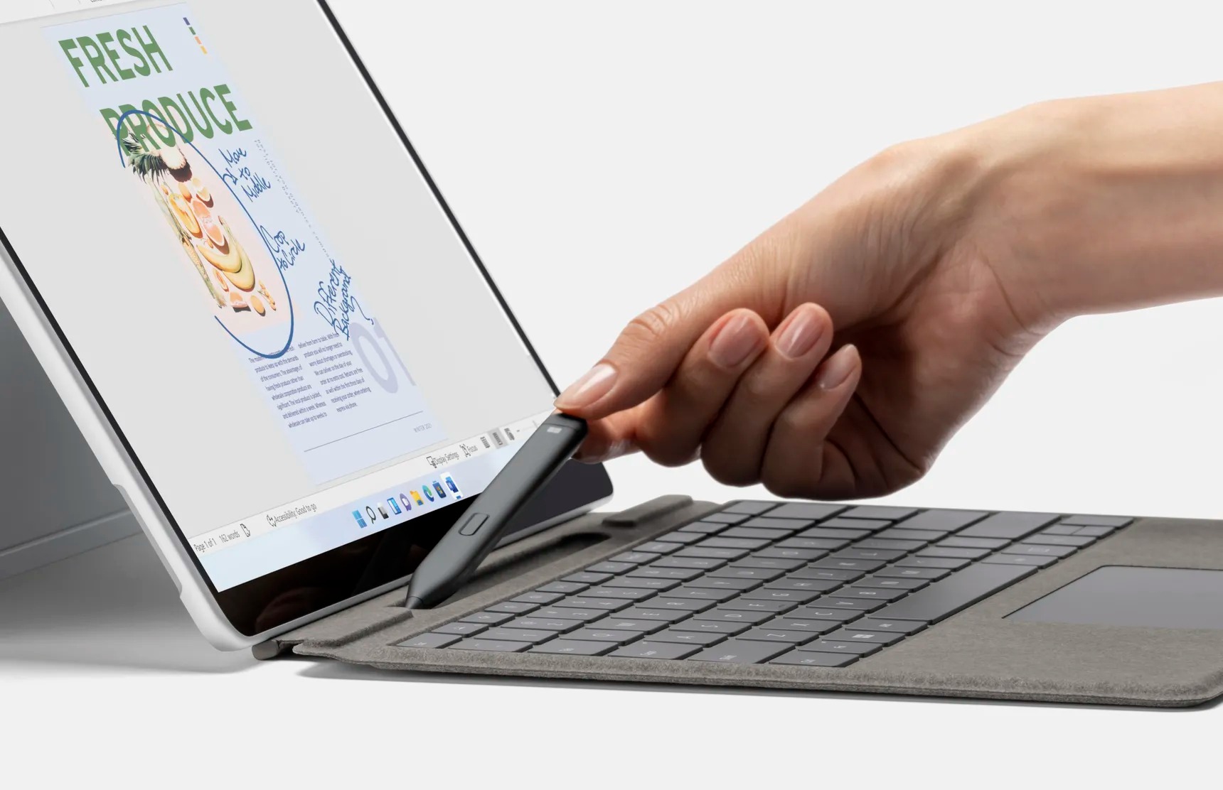 Chiếc bút Surface Slim Pen 2 mới có vi xử lý riêng đem đến độ chính xác cực cao, viết như bút thật. Ảnh: @AFP.