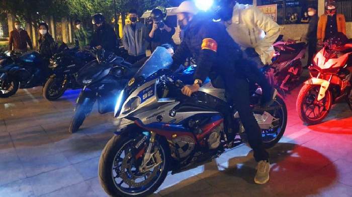 Tạm giữ 69 môtô của nhóm &quot;quái xế&quot; gây náo loạn đường phố Hà Nội - Ảnh 1.